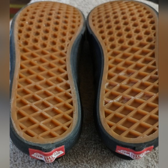 Kids Vans sz 2 Triple Black in Excellent Condition - Picture 5 of 5